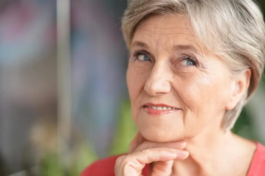 beautiful-senior-woman-wearing-auburn-traditional-dentures
